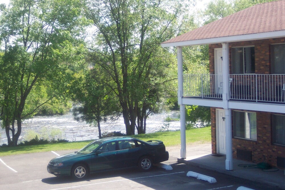 Henry's Fork Inn - photo 14