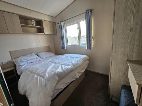 Caravan Leanne Sleeps 6 with Parking in Rhyl, United Kingdom