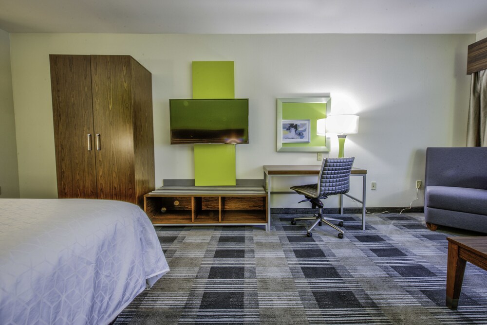 Holiday Inn Express & Suites Dallas NW Farmers Branch by IHG — hotel in Farmers Branch