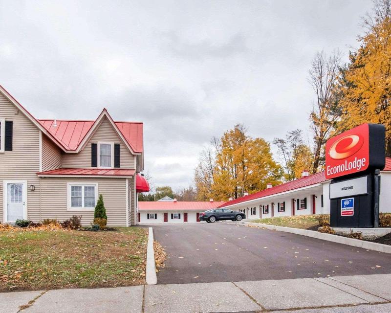 Econo Lodge Saint Albans - photo 8