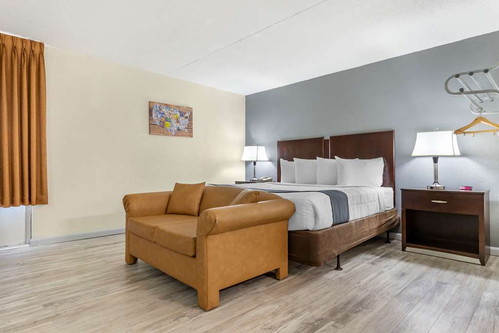 Econo Lodge Conway Central - photo 13