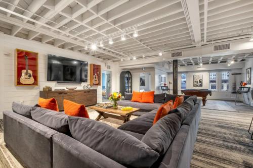 Skyline Suite with Penthouse & Rooftop Deck 6BR by Maddox Hotel — 4-Star Luxury Hotel in Nashville, United States