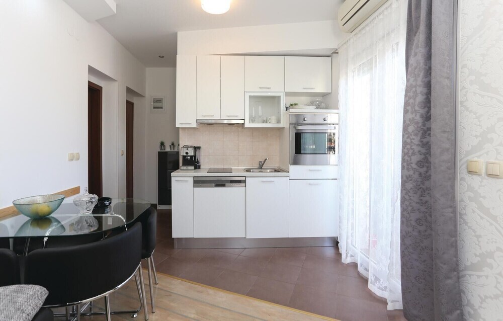 Sea View Apartments with jaccuzzi — 4-Star Luxury Hotel in Podstrana, Croatia