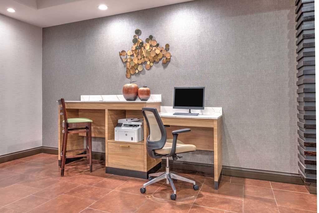 La Quinta Inn & Suites by Wyndham Woodway Waco South - photo 50