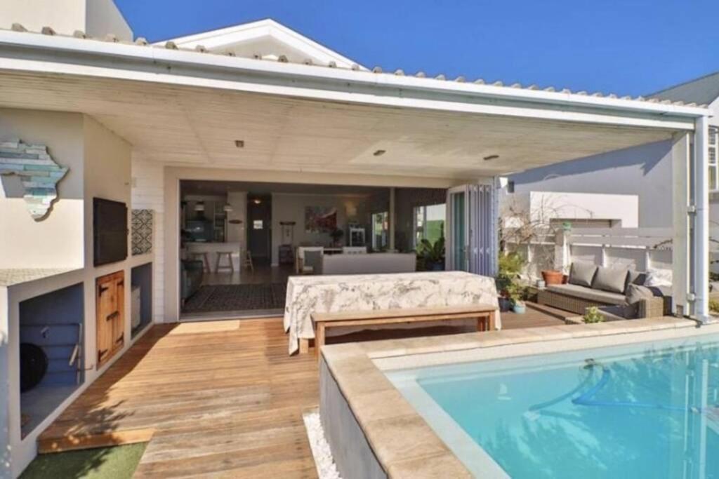 Paradise Beach House with Pool And Parking