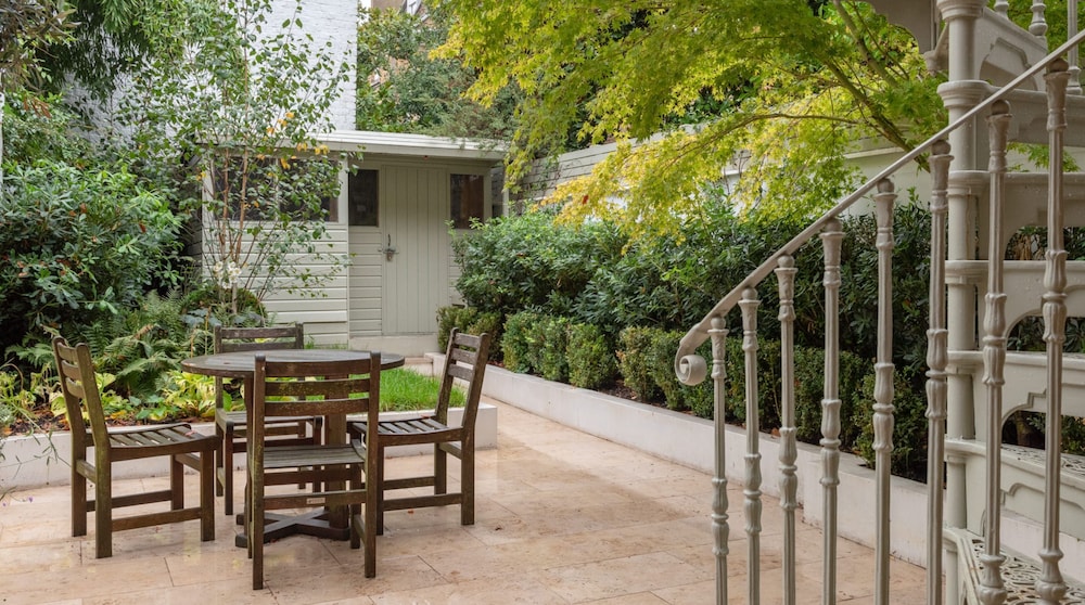 JOIVY Elegant 3 Bed Flat W Private Garden In Notting Hill — 4-Star Luxury Hotel in London, United Kingdom