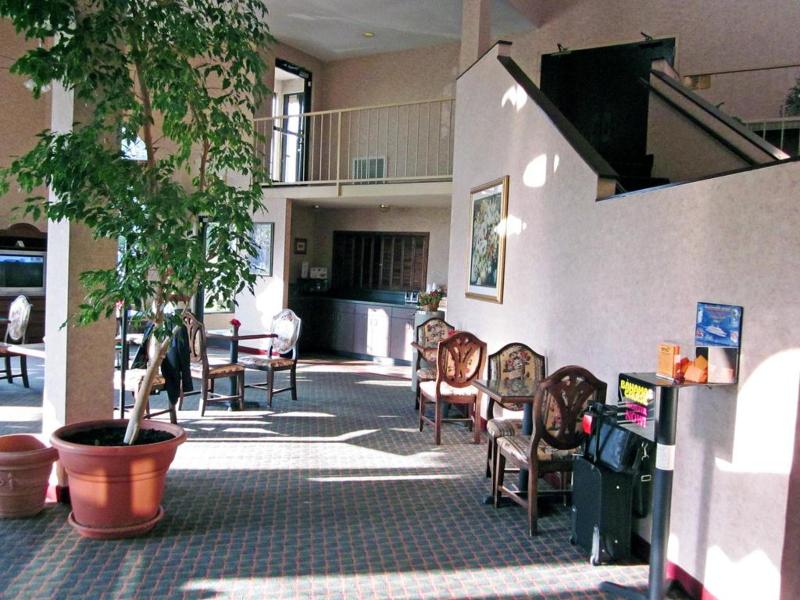 Econo Lodge - photo 16