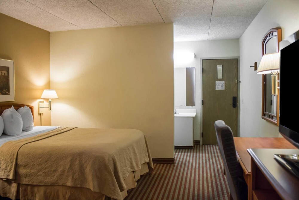 Econo Lodge Wickliffe Cleveland East - photo 35
