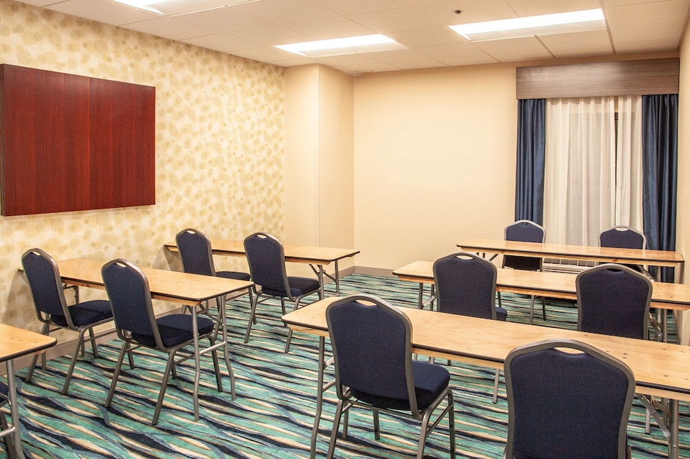 Hampton Inn & Suites Jackson Coliseum - photo 49