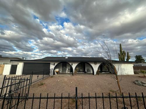 Sleek & Spacious Central Oasis in Casa Grande, United States