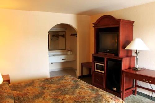 Summit Inn & Suites Hempstead - photo 7