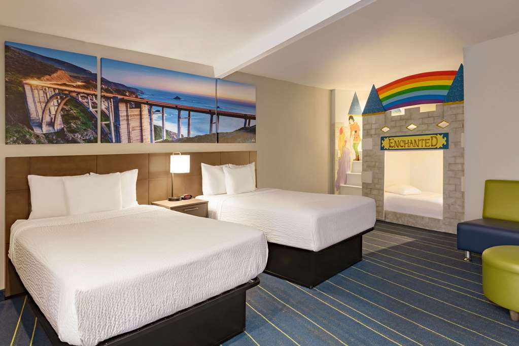 Days Inn & Suites by Wyndham Anaheim At Disneyland Park - photo 16