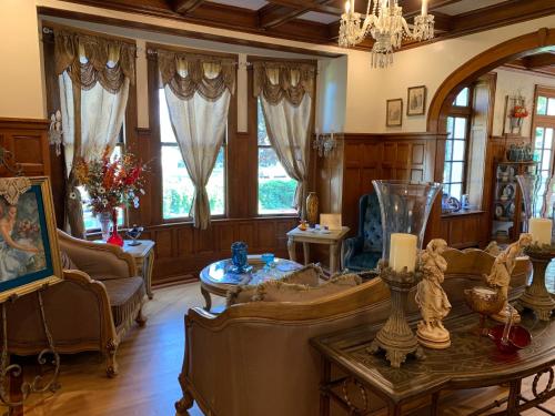 The Abriendo Inn - photo 13