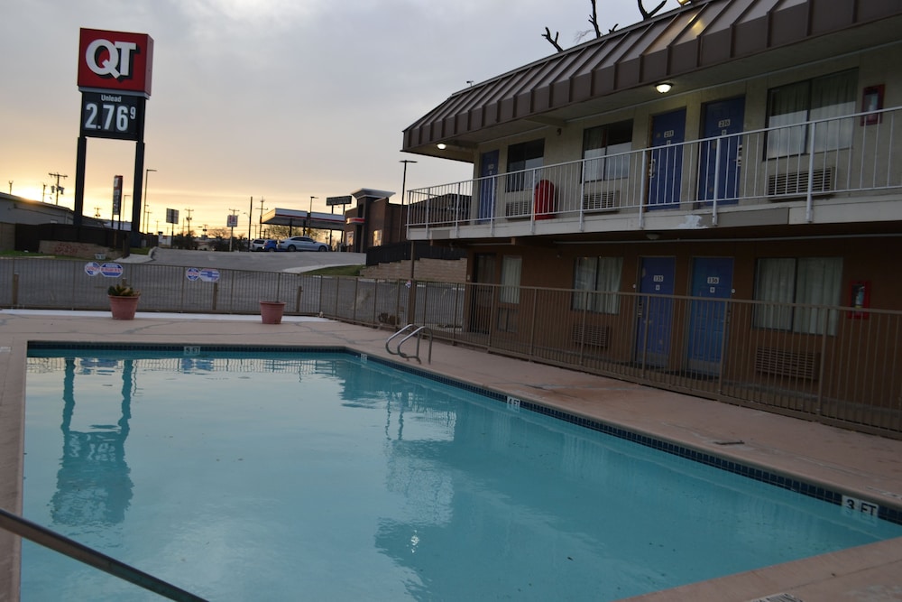 Travelodge by Wyndham San Antonio Lackland AFB North - photo 13
