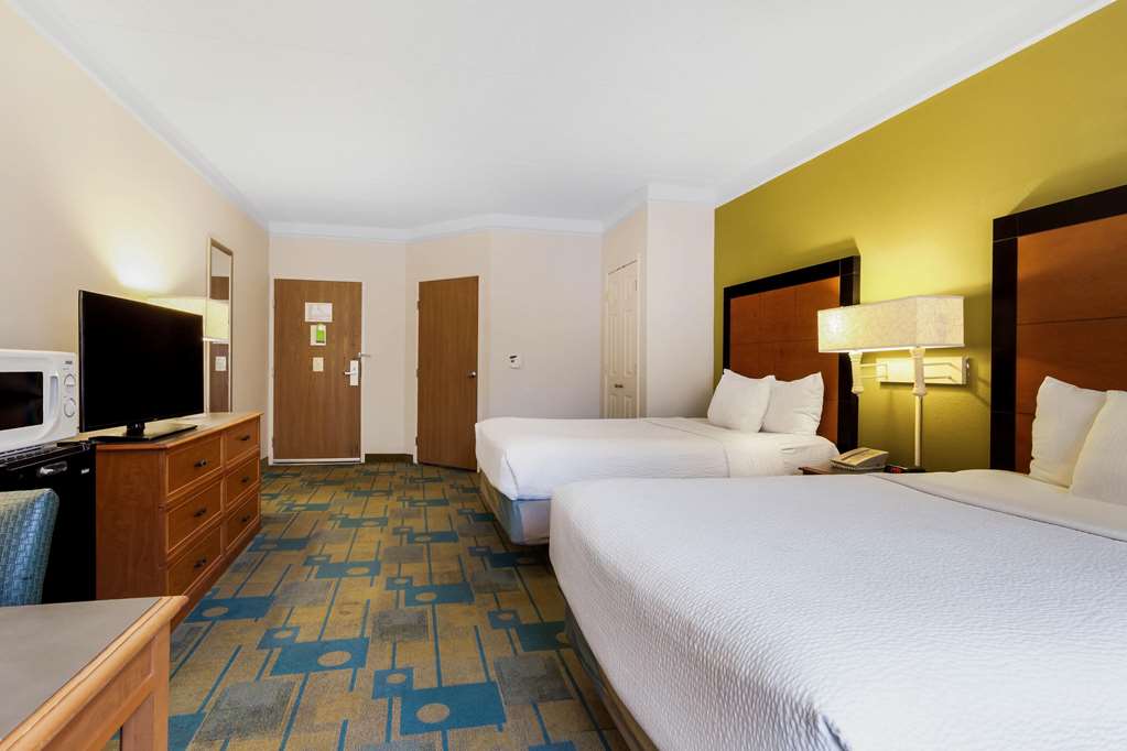 La Quinta Inn & Suites by Wyndham St. Pete Clearwater Airpt - photo 31