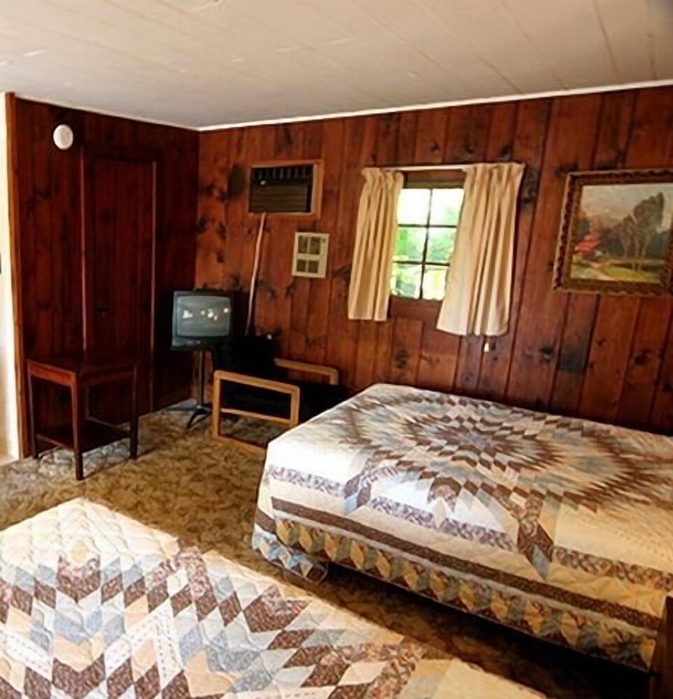 Lee's Motel and Cottages - photo 2