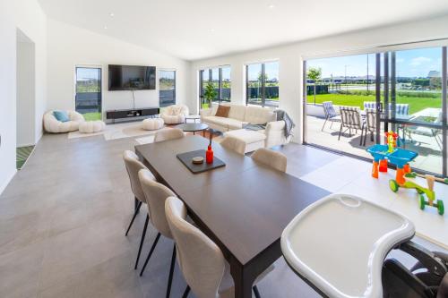 Elegant 4BR Retreat with Garage Family friendly — 4-Star Luxury Hotel in Lincoln, New Zealand