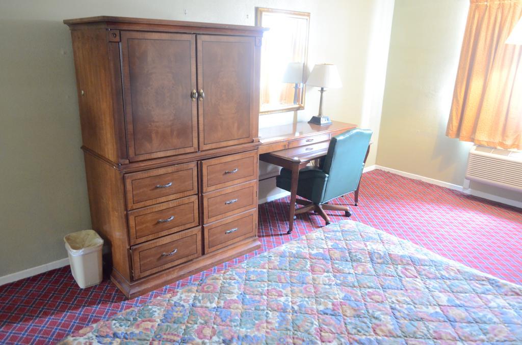 Red Carpet Inn Hornwood Drive - photo 15