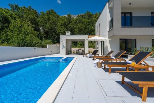 3 bedroom villa Pera with heated pool 7km from beach — 4-Star Luxury Hotel in Omis, Croatia
