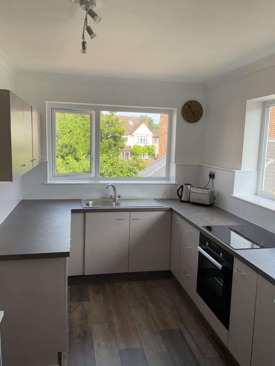 Large 2 bedroom maisonette with free parking — 4-Star Luxury Hotel in Twickenham, United Kingdom