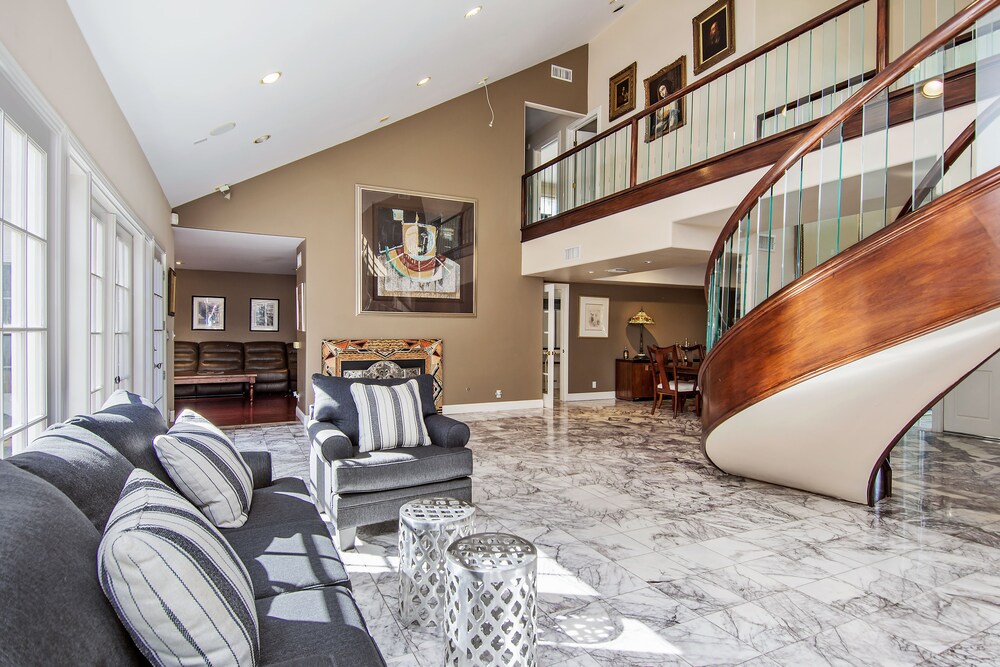 Hollywood Hills Upscale in Los Angeles, United States