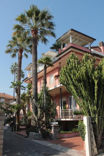 Appartamenti Villa Mirella — 4-Star Luxury Hotel in Bordighera, Italy