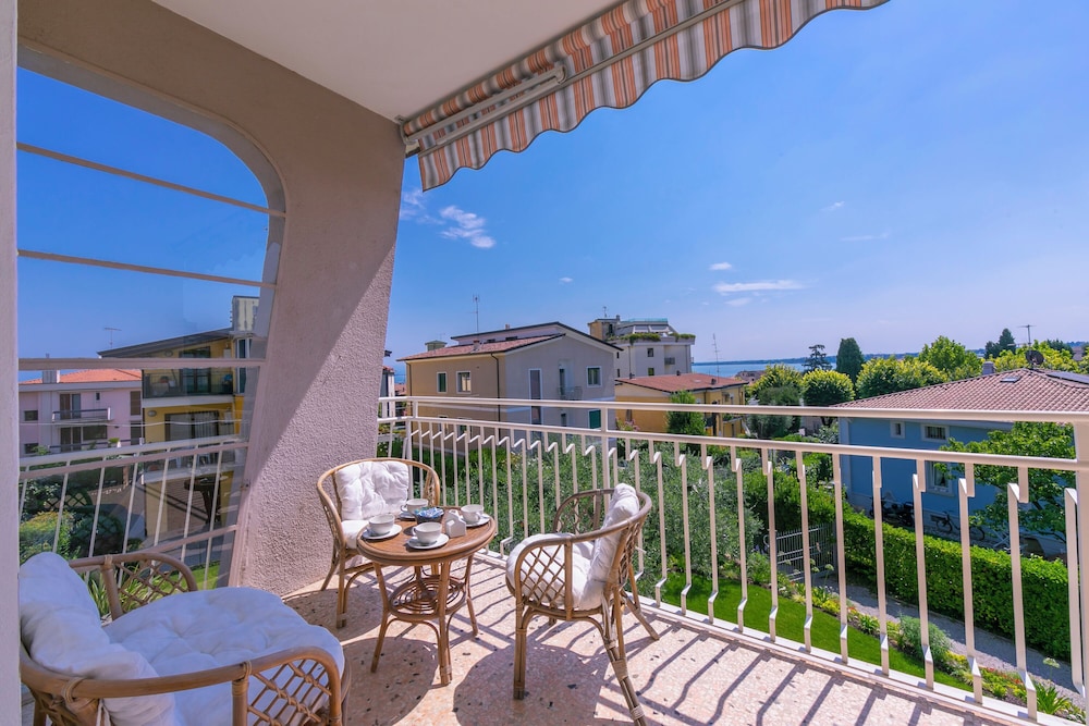Maison Fleurie Apartments — 4-Star Luxury Hotel in Desenzano Del Garda, Italy