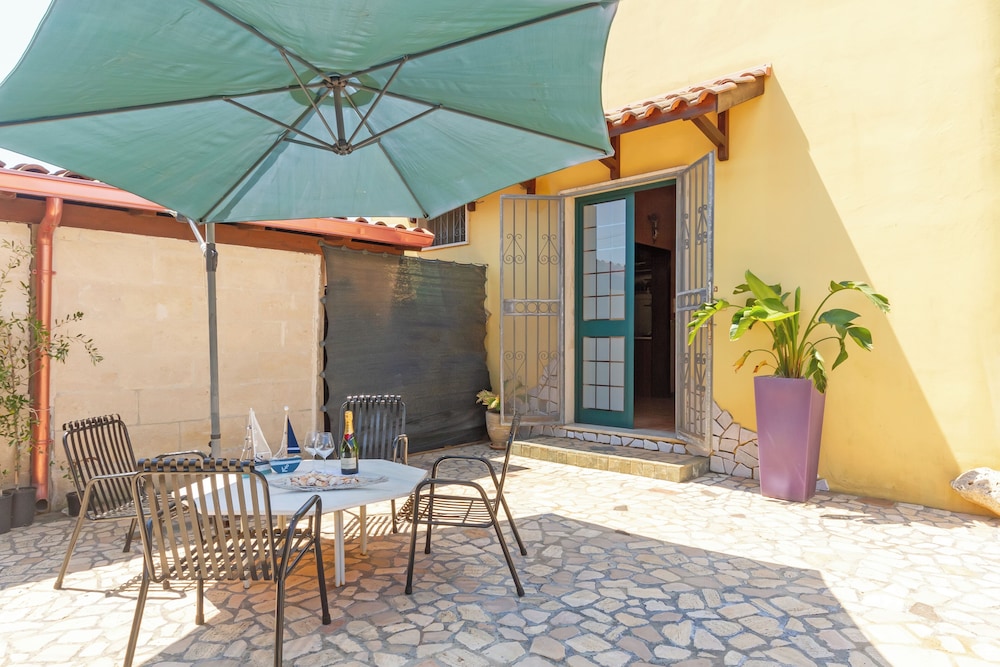 Viktoriya - carbon neutral hotel in Feodosiya