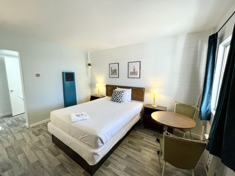 The Postcard Motel - photo 25