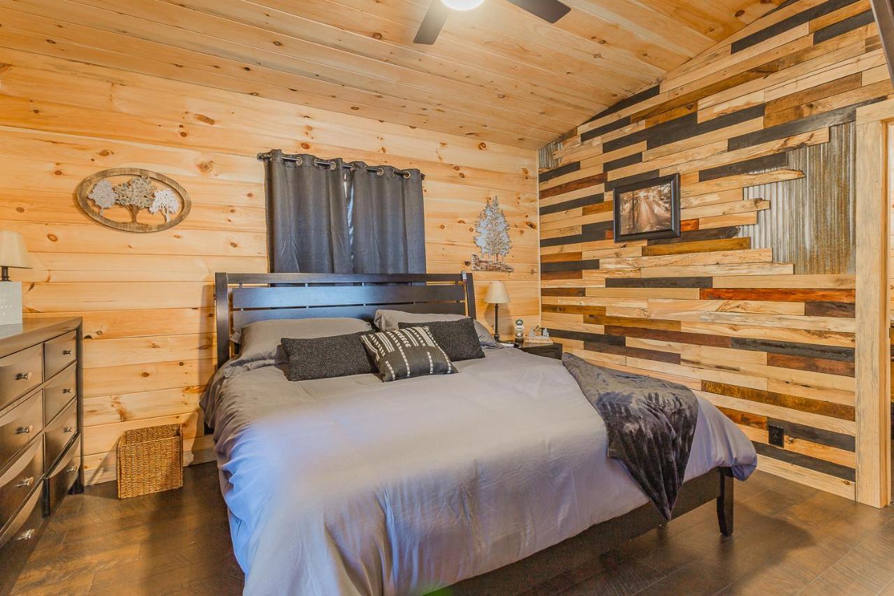 Cozy Cabin Retreat w Hot Tub & Nature Views — 4-Star Luxury Hotel in Trenton, United States