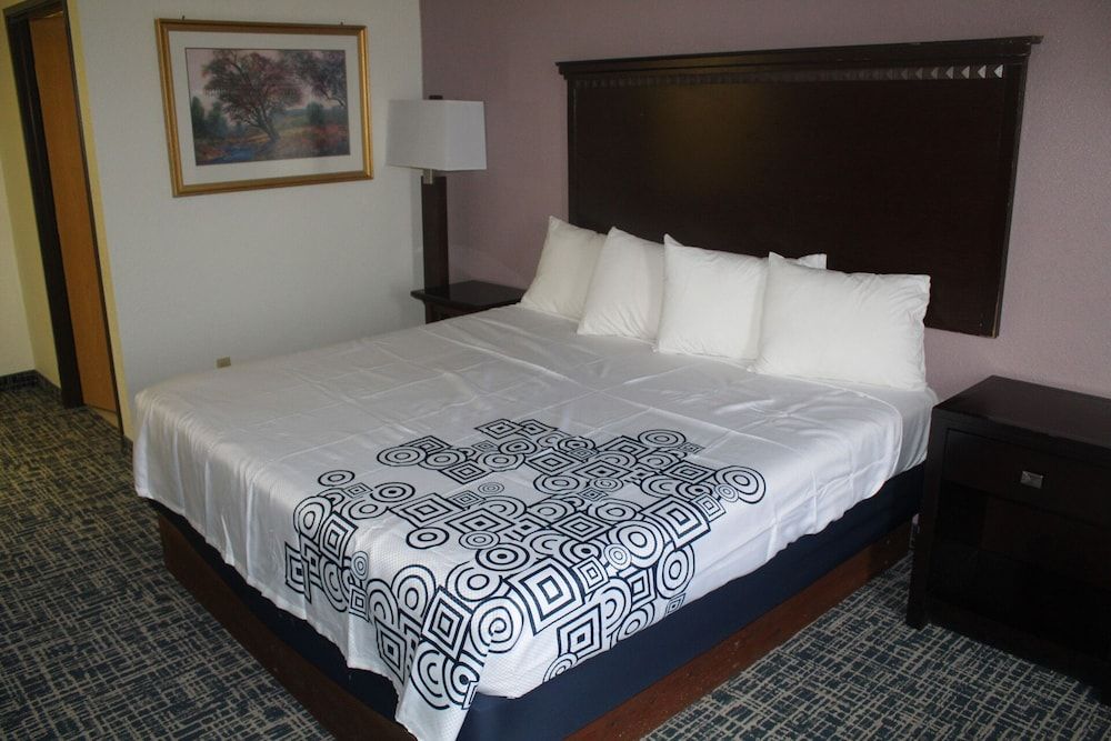 Super 8 Luna Pier Monroe Toledo Area - photo 2