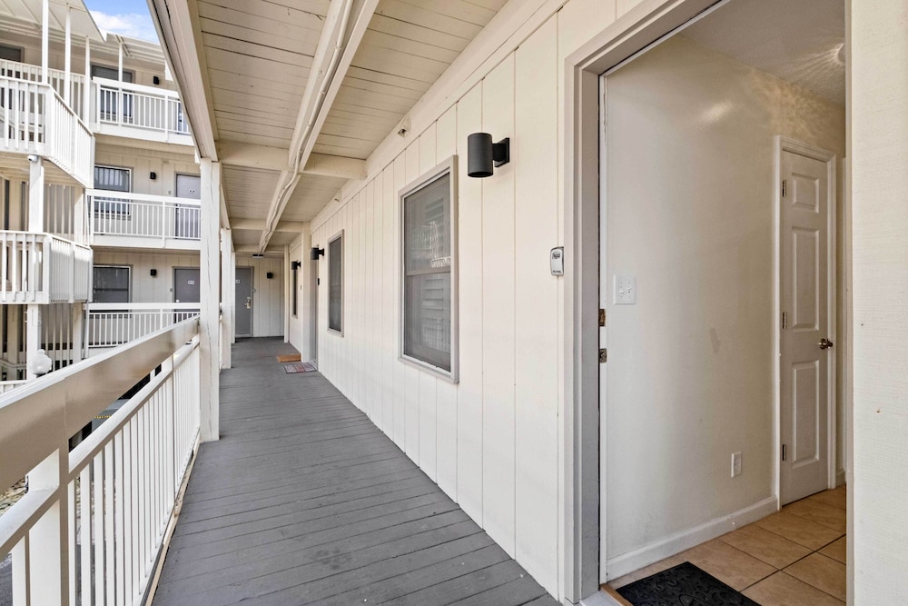 Walk to Bars & Shops: Resort Condo in Hilton Head - photo 14