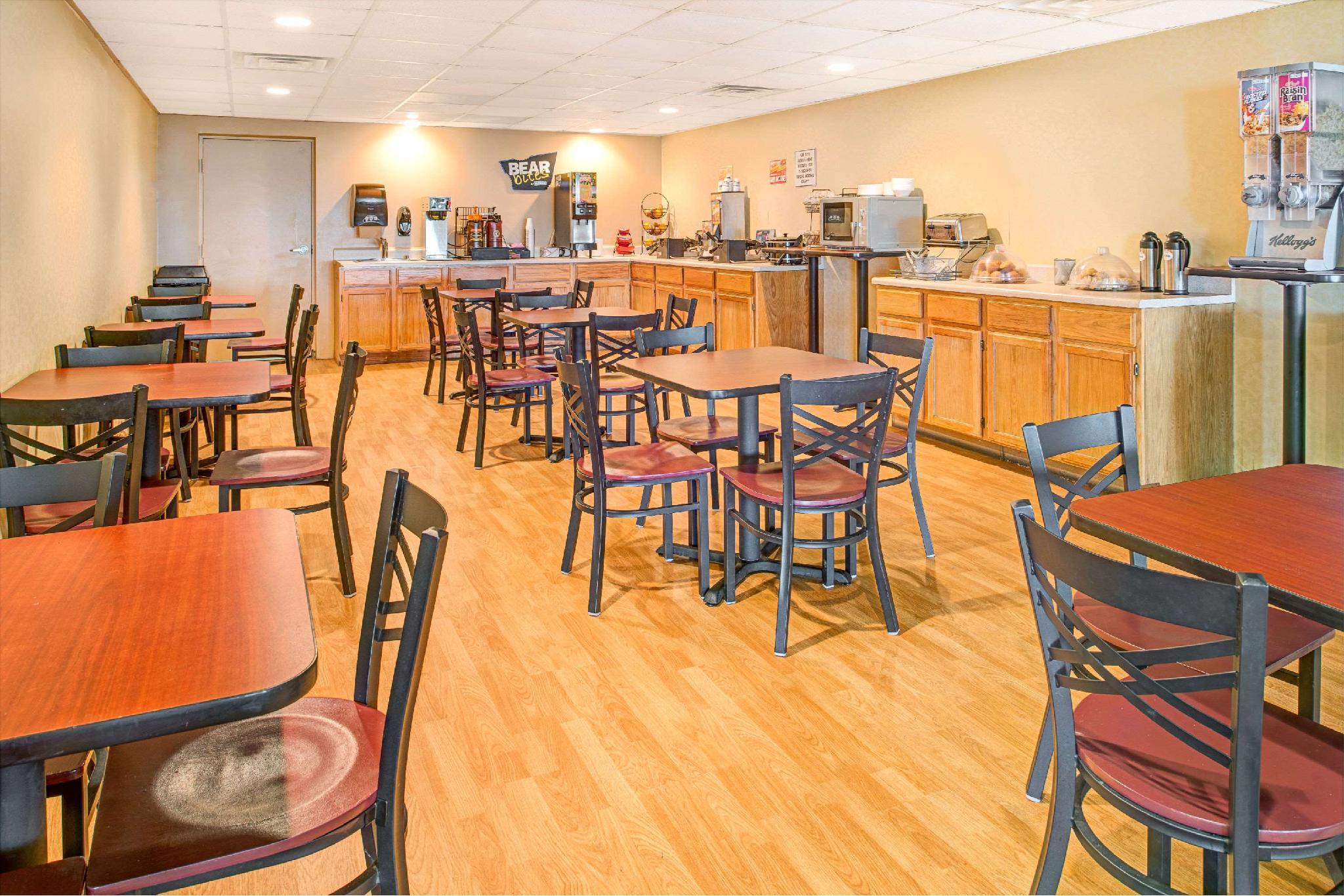 Travelodge by Wyndham Lincoln Airport I 80 - photo 8