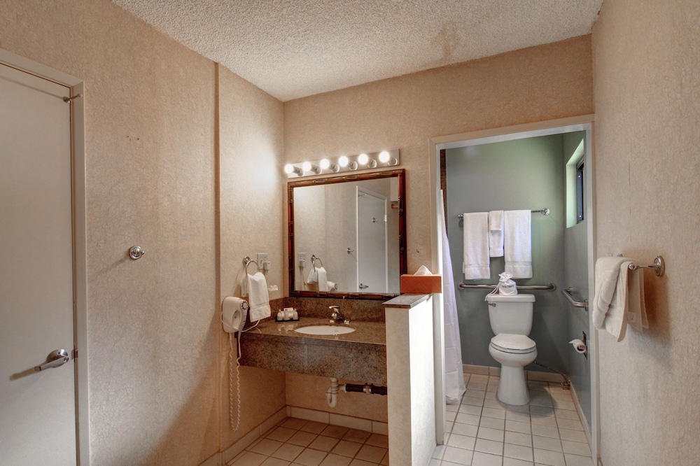 Caliente Tropics Hotel - photo 38