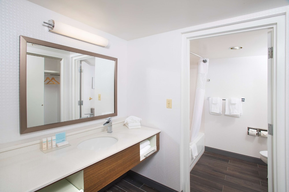 Hampton Inn & Suites Annapolis - photo 19