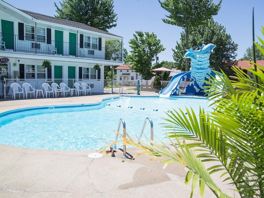 Colonial Motel - photo 12