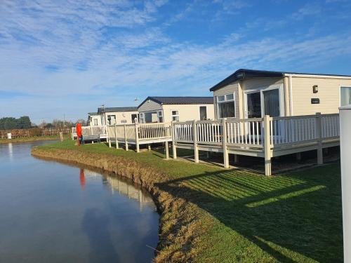 Cosy caravans Meadow lake Golden Palm Resort in Chapel Saint Leonards, United Kingdom
