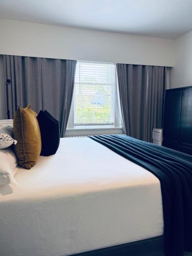 Modern King Room Private Ensuite Vancouver West in Vancouver, Canada