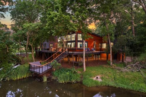 LUX Treehouse on Private Lake next to Lake Conroe with Game room Paddleboards Lake Views and more — 4-Star Luxury Hotel in Montgomery, United States