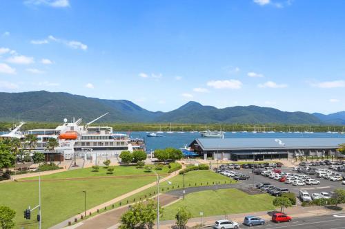 Stunning Coastal 3 Bedroom Apartment in Cairns CBD — 4-Star Luxury Hotel in Cairns, Australia