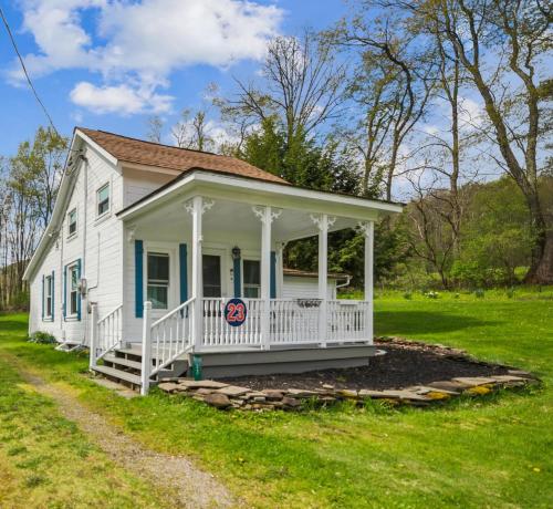 Cozy Milford Cottage on Half Acre w Deck & Grill — 4-Star Luxury Hotel in Milford, United States