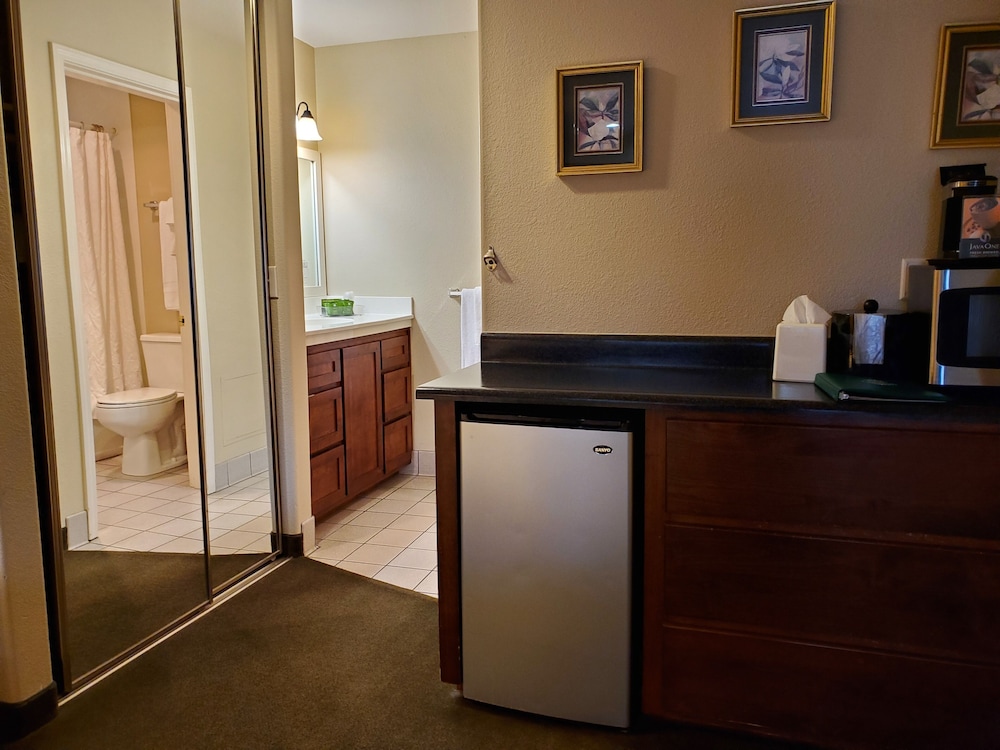 Redwood Garden Inn - photo 9