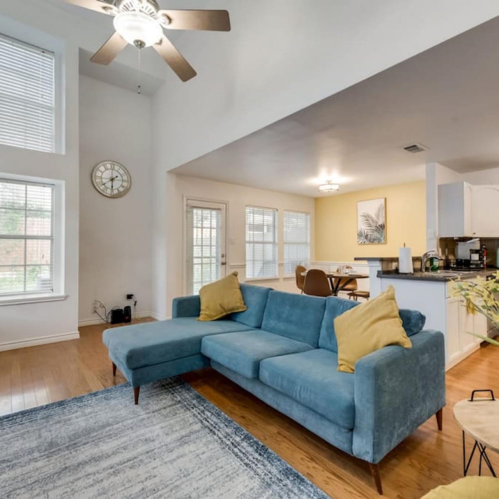 Family Business Retreat King Bed Top Amenities — Euless