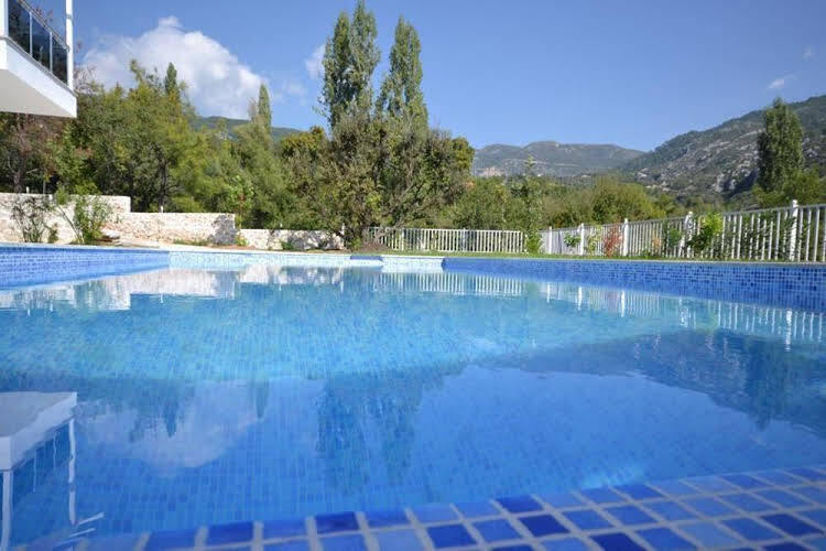White - carbon neutral hotel in Kas