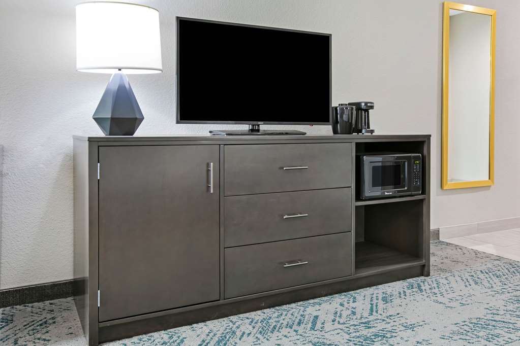 La Quinta Inn & Suites by Wyndham DFW West Glade Parks - photo 27
