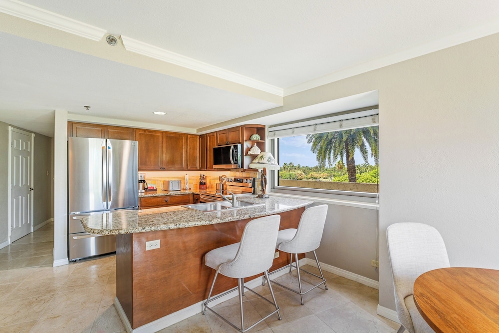 Luana Waikiki Hotel & Suites - photo 57