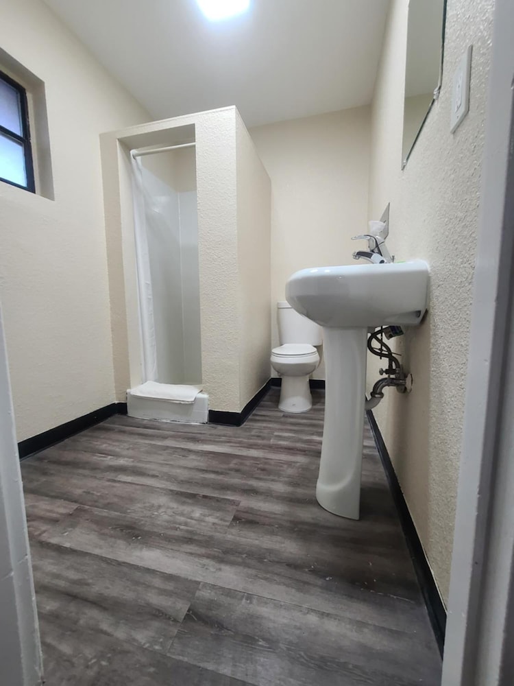 Majestic Inn And Suites - photo 14