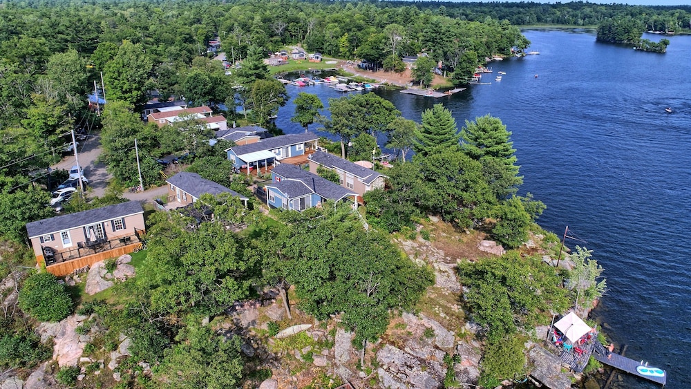 Great Blue Resorts Lantern Bay Resort in Gravenhurst, Canada