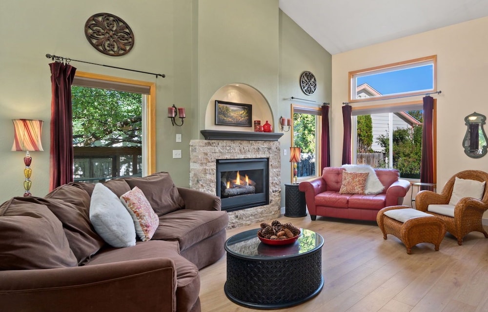 Parkside Gardens Shady Private Yard W Hot Tub in Loveland, United States