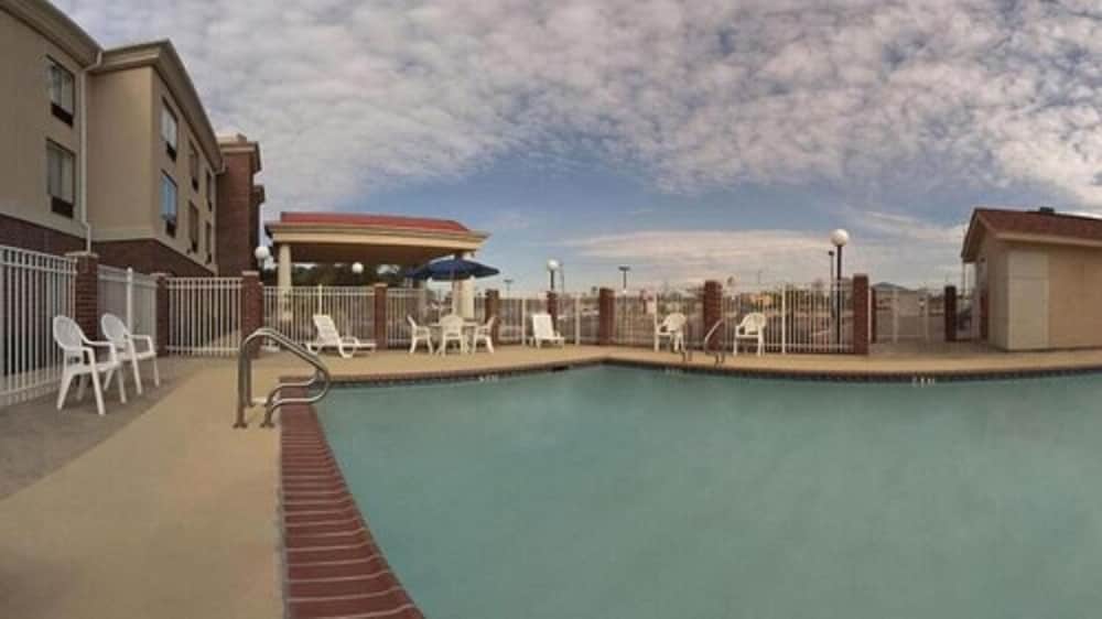 Holiday Inn Express & Suites Forest by IHG - photo 13